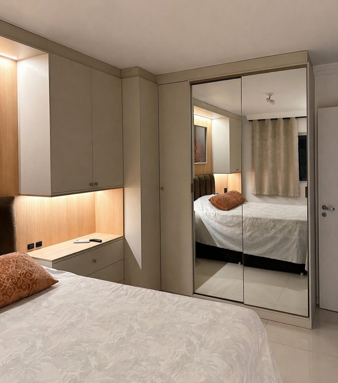 Quarto sob medida grande planejado pela Lumar Móveis Decor